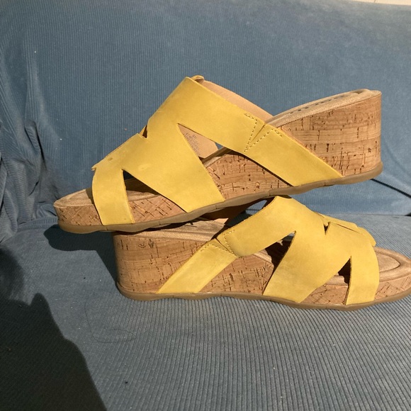 NWB. Beautiful soft luxurious Comfort EARTH 3” wedge open toe slides-brand new - Picture 5 of 8